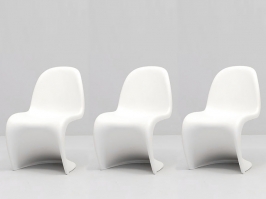 drei weiße Panton-Stühle nebeneinander